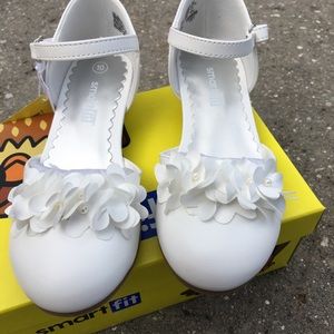 Toddler White Heeled Closed Toe Shoes with Flowers